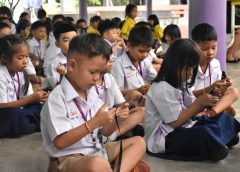 ประดิษฐ์ริบบิ้นไว้อาลัย